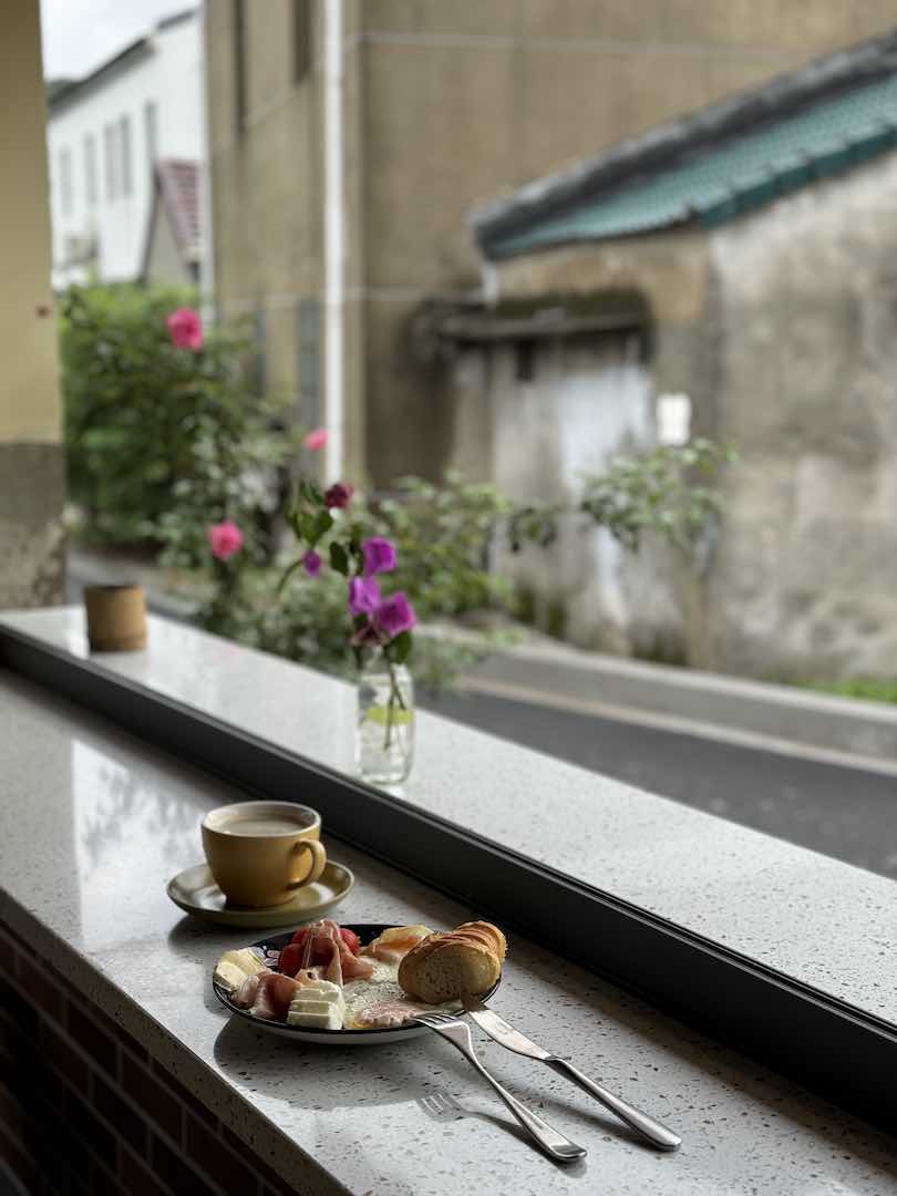 Breakfast in open window 1080p